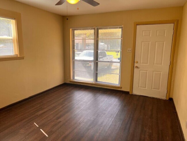 Building Photo - 216 Meadow Park Dr