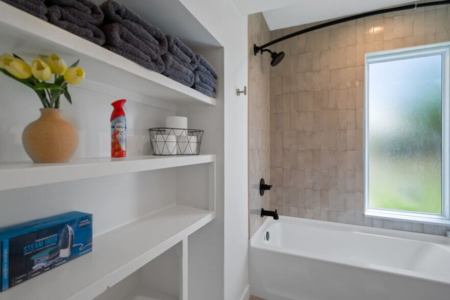 Building Photo - 4641 N 8th Pl