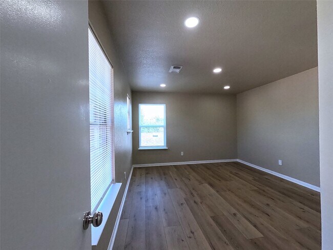 Building Photo - 17107 Westminster Village Ct