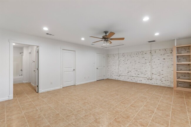 Building Photo - 22595 Pineridge Dr