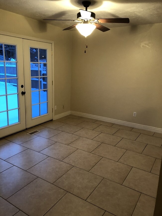 Building Photo - Duplex Available In Gorgeous Holiday Area