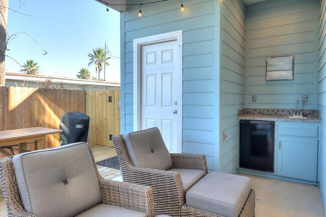 Building Photo - 527 Sand Burr Ln