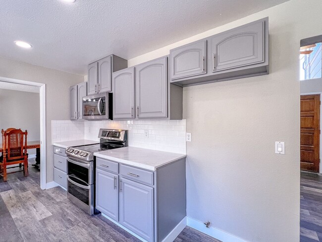 Building Photo - Newly Remodeled 4-Bedroom Home in Desirabl...