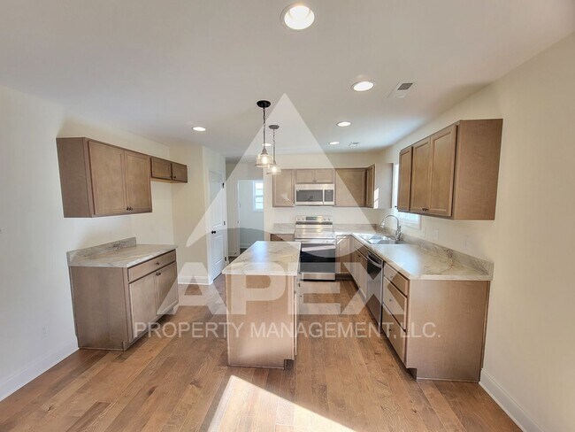 Building Photo - Beautiful  4 Bd 2.5 Ba Single Family home ...