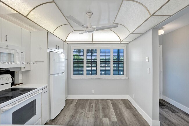 Building Photo - 3001 Portofino Isle