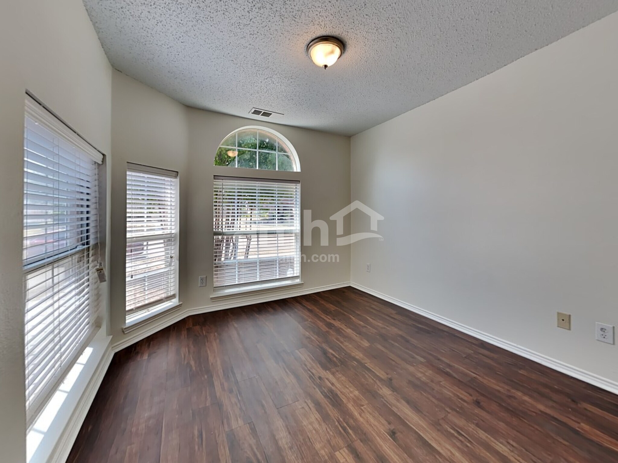 Building Photo - 728 Raven Dr