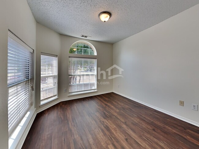 Building Photo - 728 Raven Dr