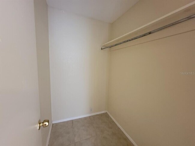 Building Photo - 2466 Lakeshore Cir