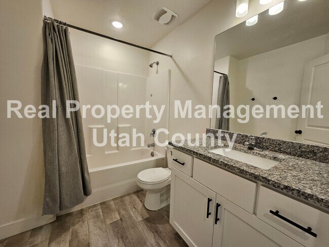 Building Photo - Provo Town home