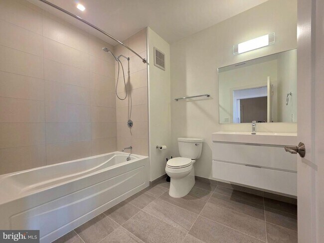 Building Photo - 737 Swann Ave