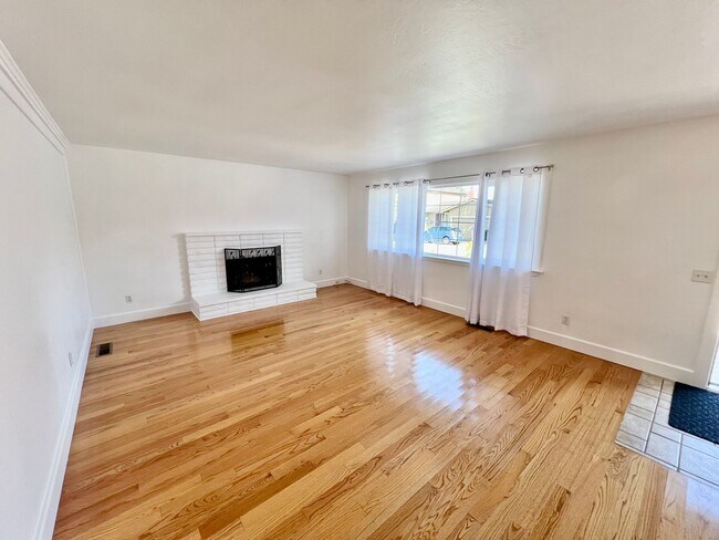 Building Photo - Willow Street Charm! 3 bedroom 1.5 bathroom home in Pacific Grove