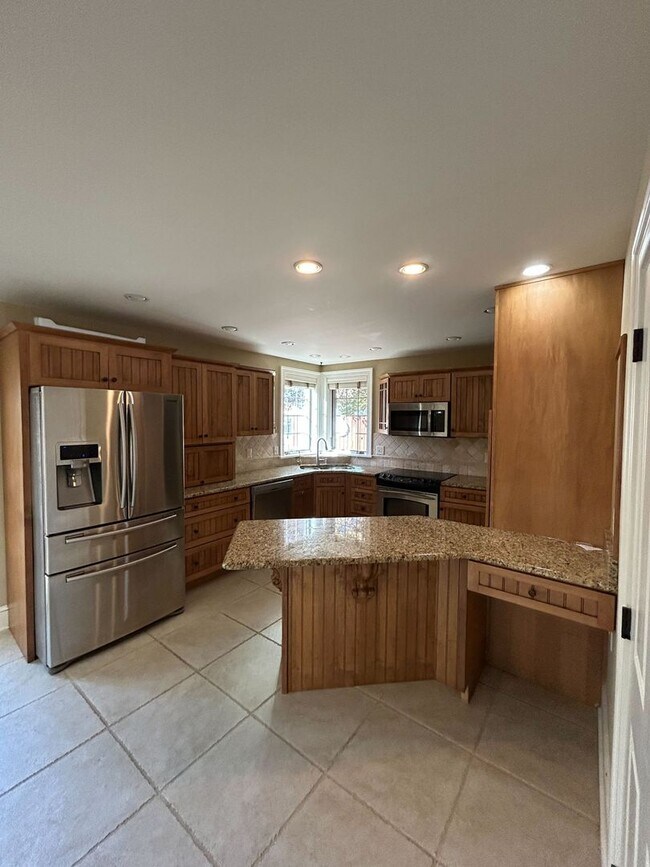 Building Photo - Beautiful, Large 4 Bedroom 1.5 Bath Home in Lancaster with Yard!