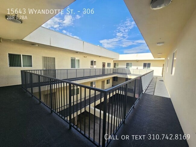 Building Photo - 15643 Wyandotte St