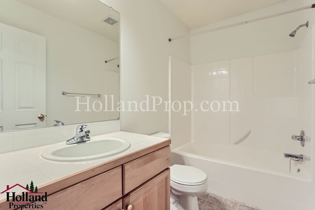 Building Photo - Charming and Comfortable Townhouse in Bethany Area!