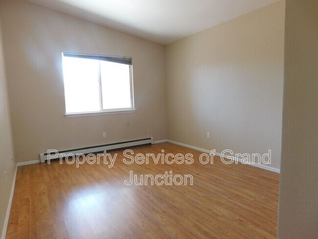 Building Photo - 493 Green Acres St