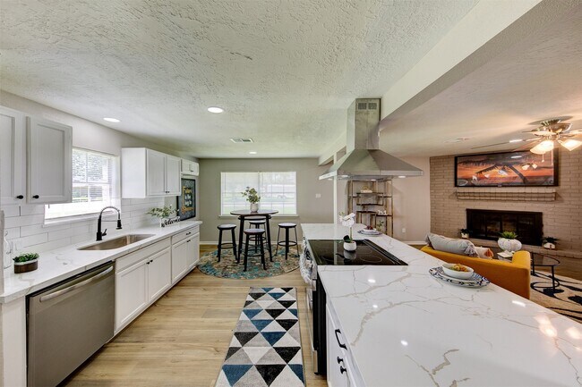 Building Photo - 8511 Honeysuckle