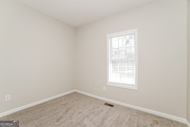 Building Photo - 5725 Newnan Cir