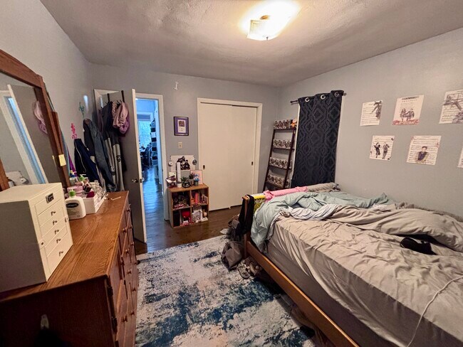 Building Photo - 5315 4 Unit