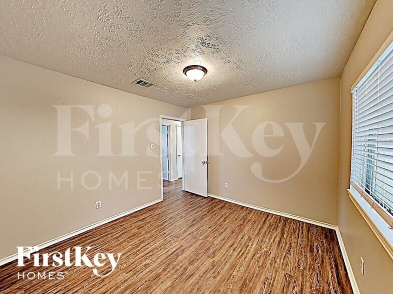 Building Photo - 6803 Stiller Dr