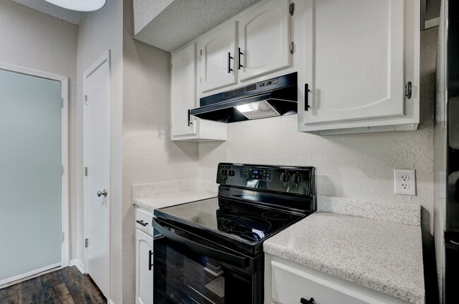 Building Photo - Home Like Living at Apartment Prices