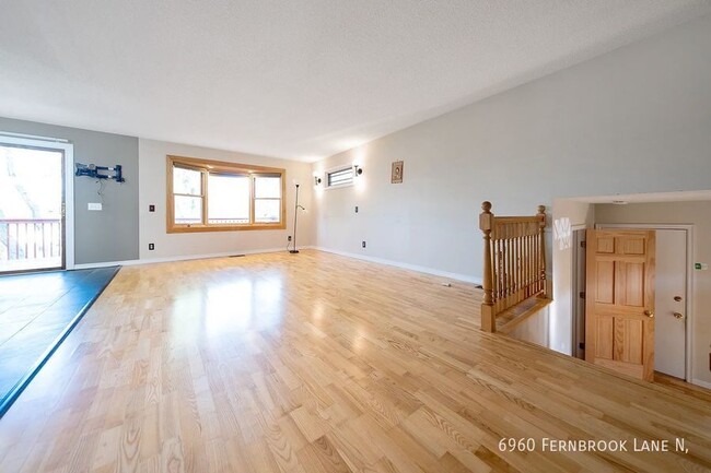 Building Photo - 4 Bed 2 Bath Renovated Home in Maple Grove!