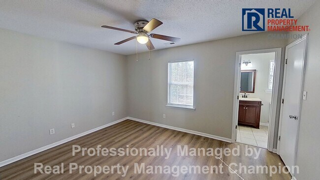 Building Photo - 3 BD/2 BA Home with Fenced Yard & Attached Garage