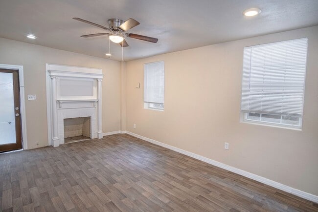 Building Photo - 150 Bank St