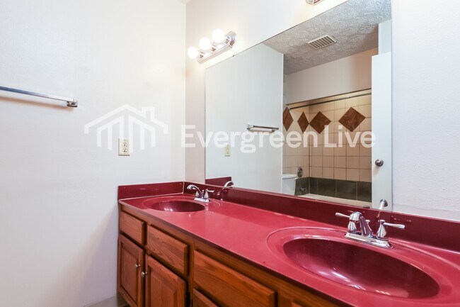 Building Photo - 304 Applegate Rd