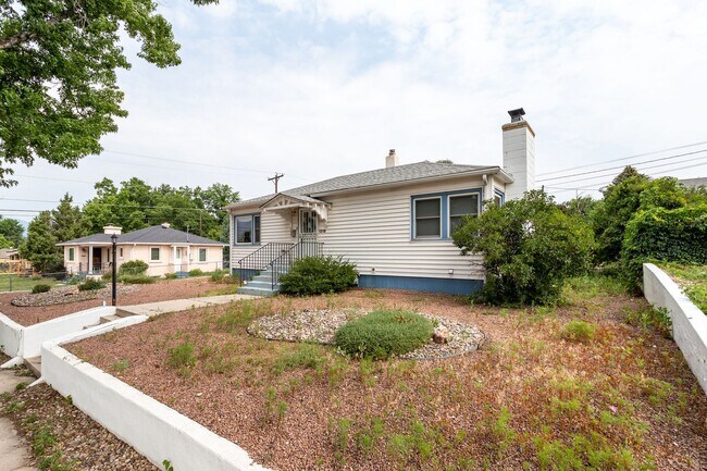 Building Photo - Lovely Downtown Property!