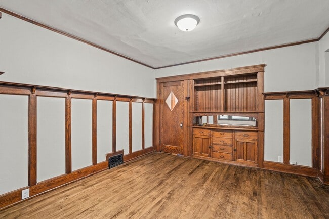 Building Photo - Oakland Upper Flat near campus