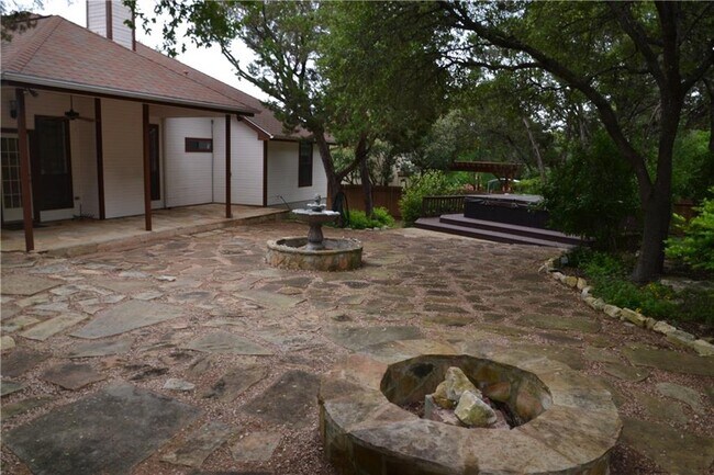 Building Photo - 611 Rolling Green Dr