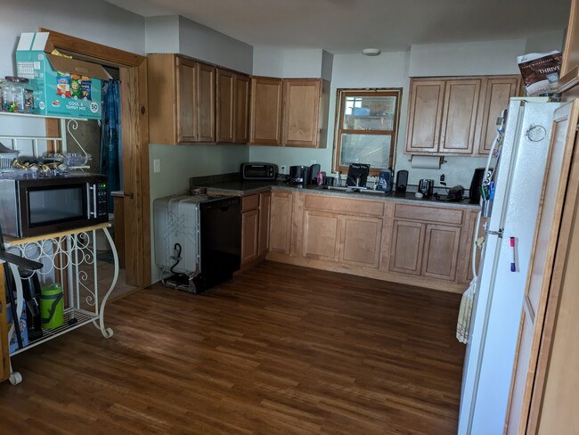 Kitchen - 461 Railroad Ave SW