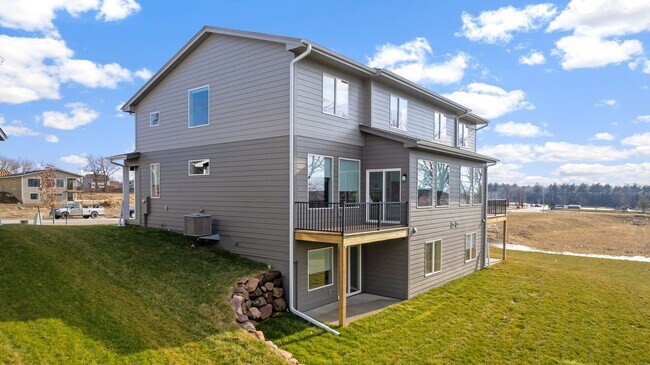 Building Photo - 908 Lincoln Wy