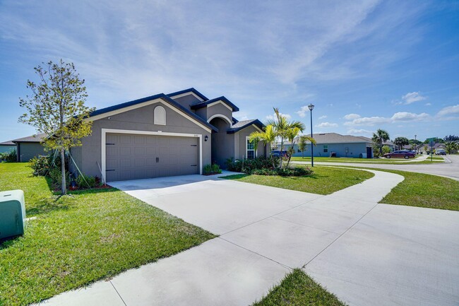 Building Photo - 5361 Imagination Dr