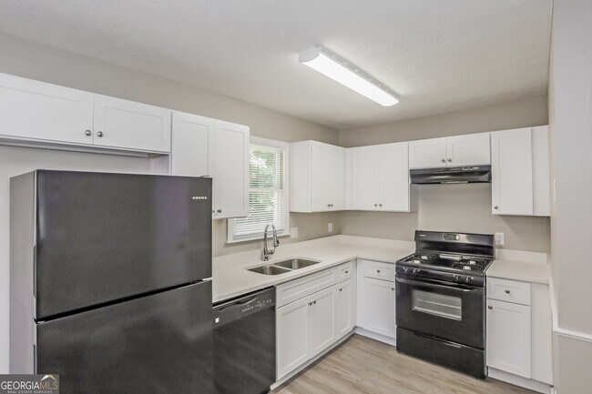 Building Photo - 215 Kiowa Ct SE