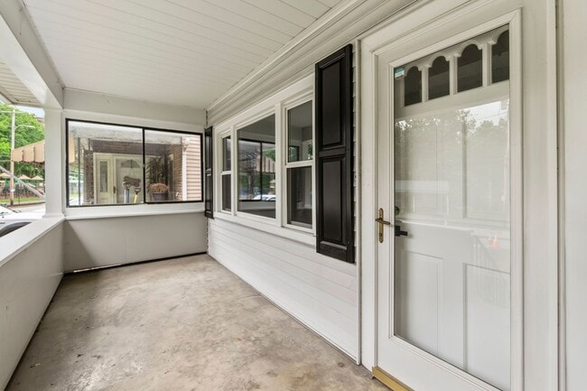 Building Photo - AVAILABLE NOW! Don't miss this amazing 3-bedroom with a RIVERFRONT view in Brackenridge!