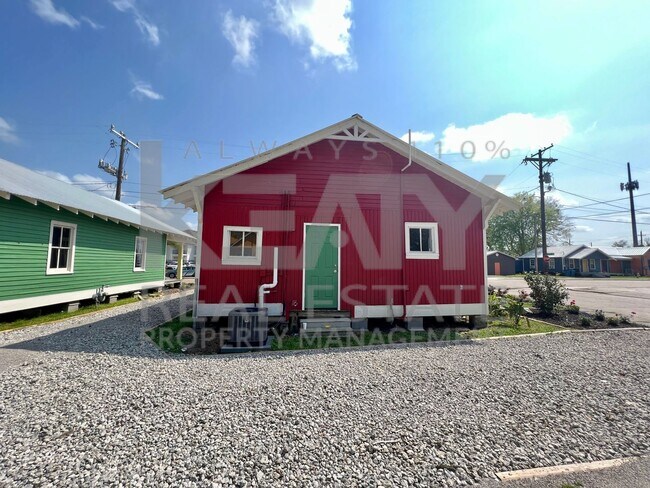 Building Photo - 2 Bedroom, 1 Bathroom House in Freetown!