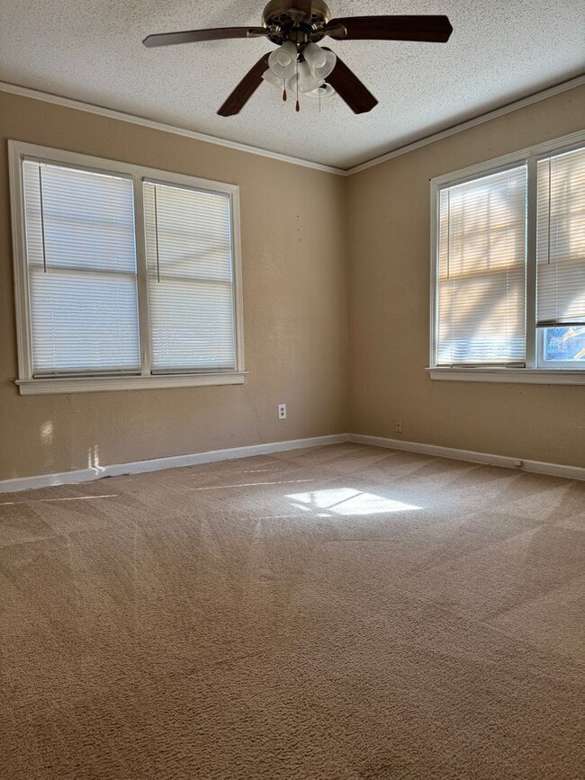 Building Photo - 924 S Crockett St