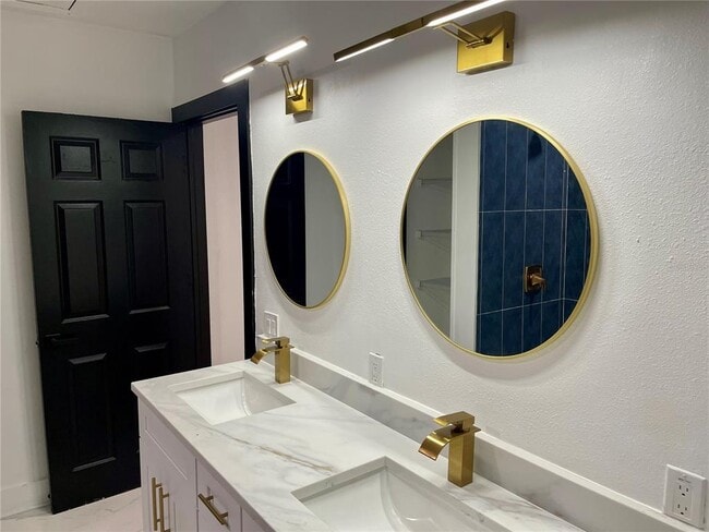 Building Photo - 2118 S Venus St