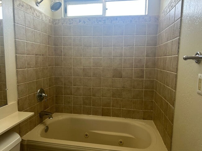 Building Photo - 4 Bedrom 2.5 baths Beauty