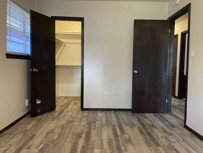 Building Photo - 1420 Oakcrest Ave