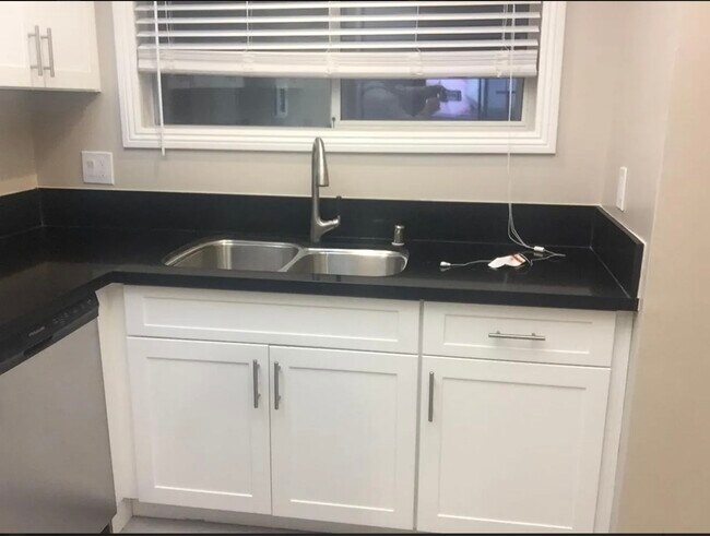 Building Photo - 2915 Montrose Ave