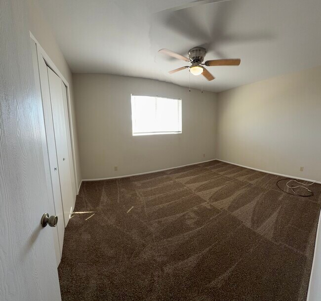 Building Photo - 121 E 14th Pl