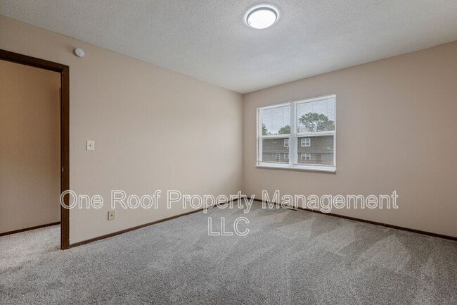 Building Photo - 701 Linwood Dr