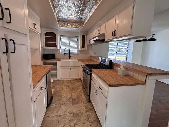 Building Photo - Beautiful Stallion Springs Home With A View!