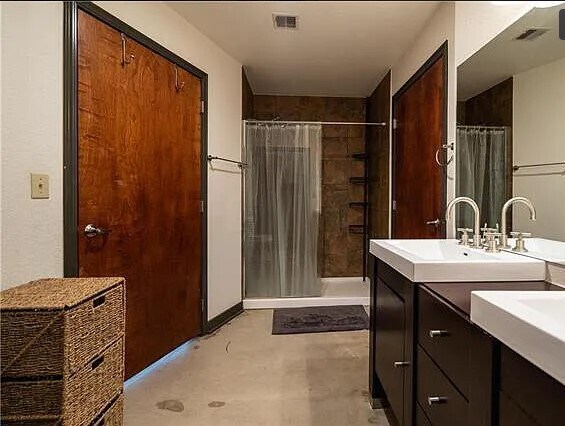 Access to bath from hall & bedroom - 1535 Walnut St