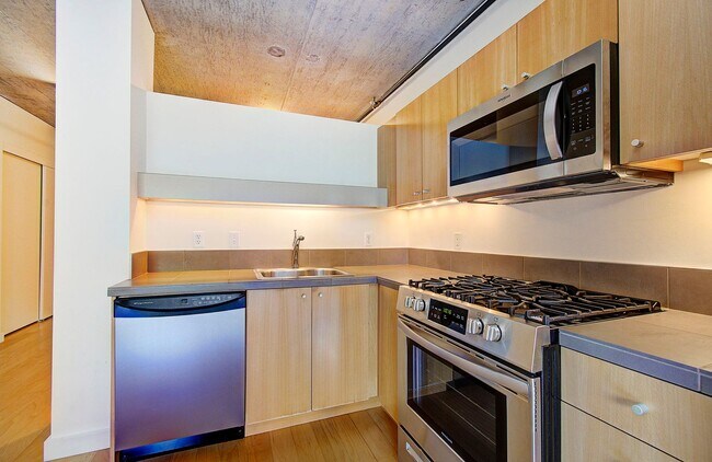 Building Photo - THE CIVIC IN GOOSE HOLLOW STUDIO BEDROOM CONDO!