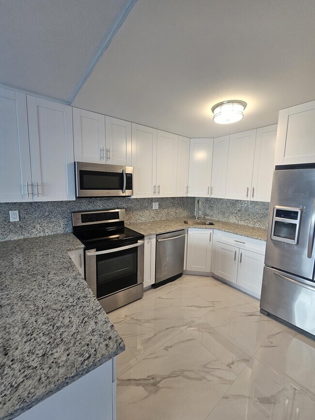 Building Photo - 2900 NE 30th St