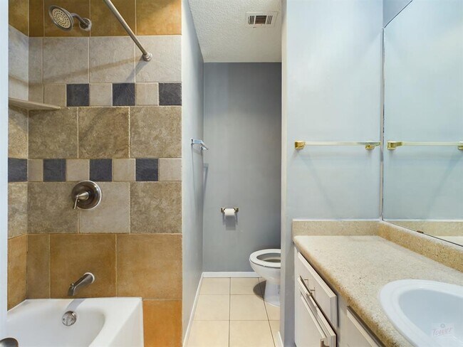 Building Photo - 806 W 24th St