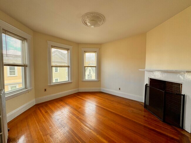 Building Photo - 144 Hillside St